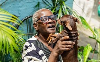 mulher idosa segurando cachorro