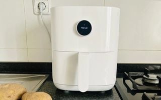 Airfryer apoiada na cozinha