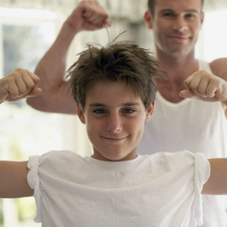 Menino exibindo músculos - Foto: Getty Images