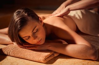 mulher recebendo massagem relaxante