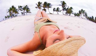 Mulher na praia - Foto Getty Images