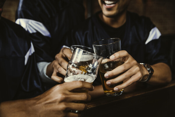 Homens bebendo cerveja no bar