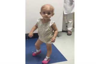 Médico canta para menina com câncer e comove a internet - foto: Divulgação/Facebook