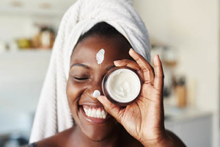 Não há uma idade pré-definida para começar a tentar prevenir o envelhecimento da pele (Foto: Getty Images)