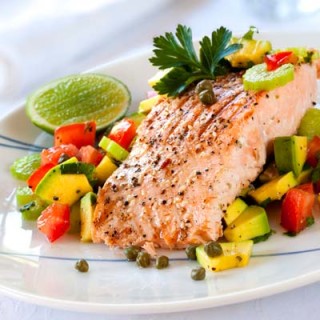 peixe grelhado com legumes