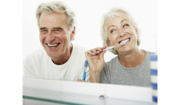 Casal de idosos com diabetes escovando os dentes