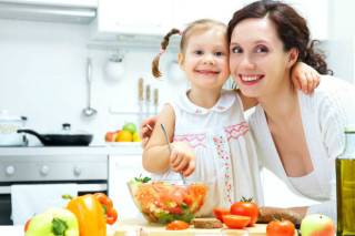 Mãe e filha cozinhando juntas - Foto: Getty Images