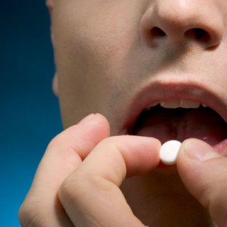 Homem tomando comprimido de melatonina - Foto: Getty Images