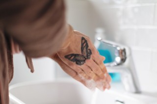Higienize a tatuagem adequadamente - Foto: zoranm/Getty Images