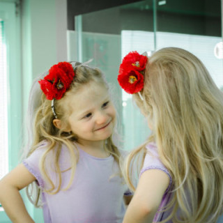 Menina se olhando no espelho - Foto: Getty Images