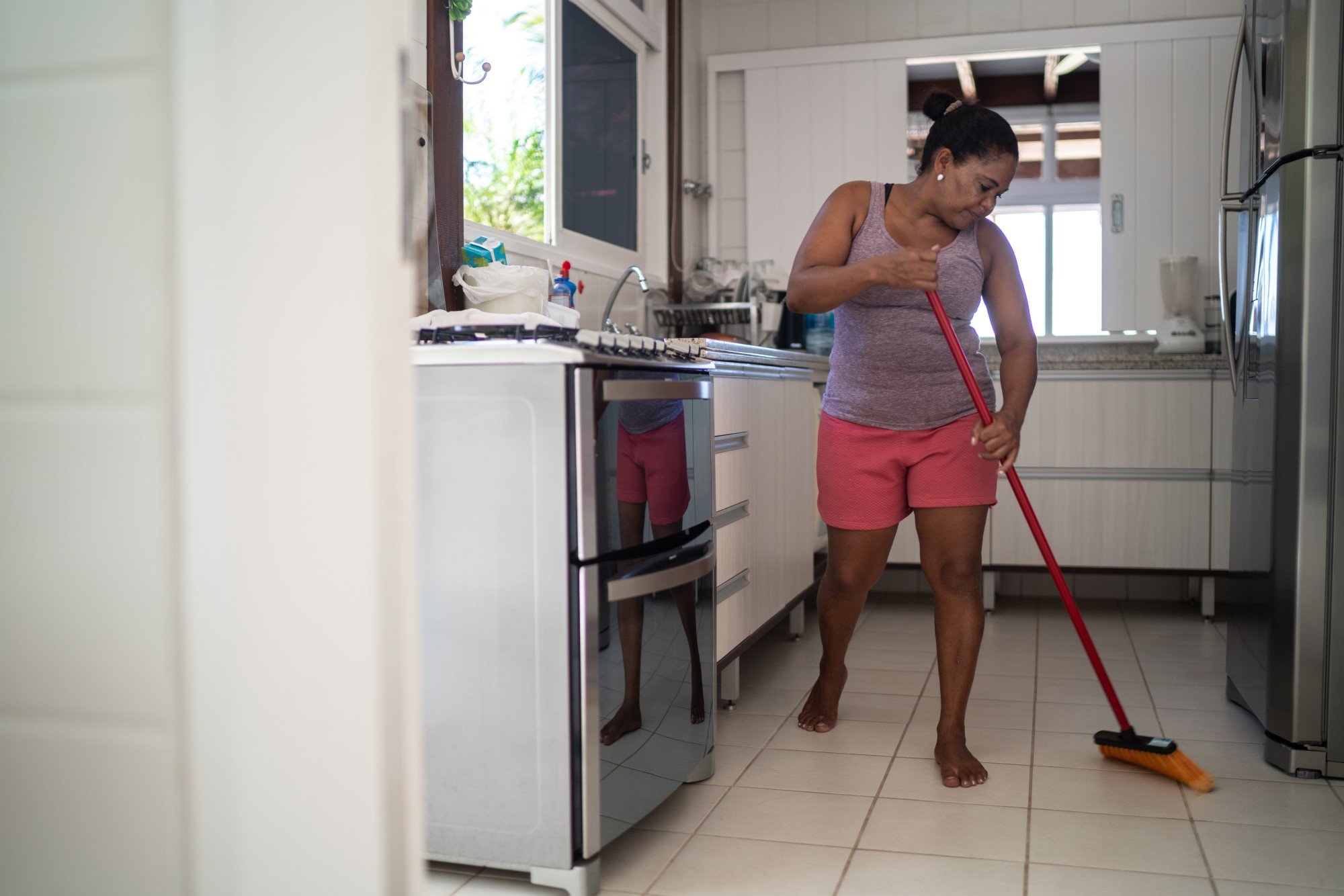 Dona de casa fazendo faxina na cozinha