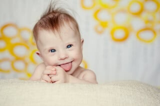 Bebê mostrando a língua