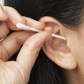 mulher tirando cera do ouvido com cotonete - Foto Getty Images