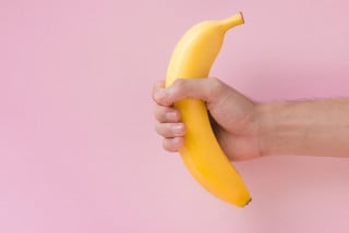 segurando uma banana