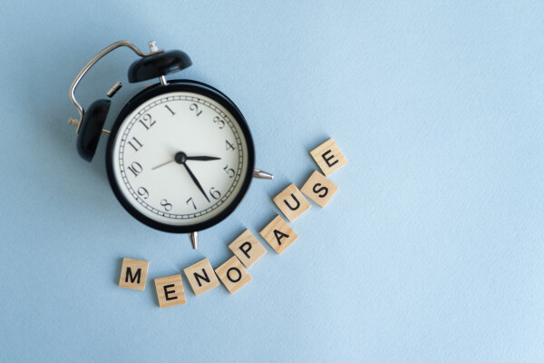 Relógio com a palavra Menopausa abaixo, escrita em inglês