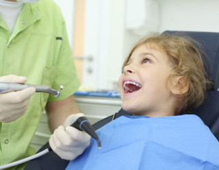 criança no dentista