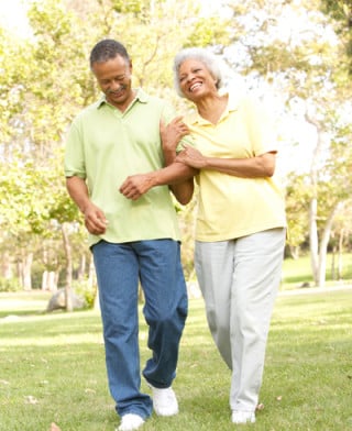 casal de idosos caminhando no parque - Foto Getty Images