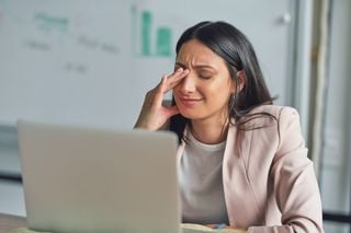 Mulher com sono durante o expediente