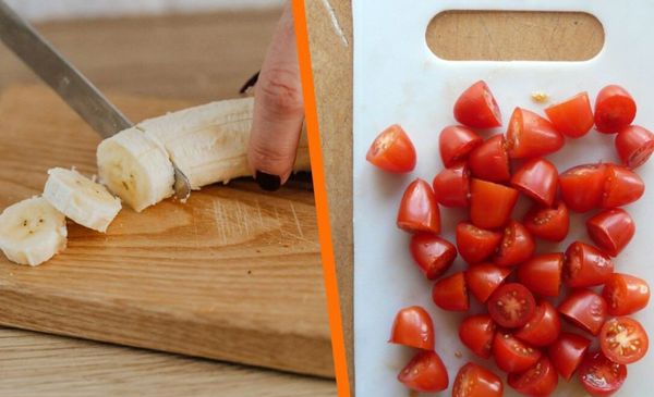 Foto com duas imagens divididas: na esquerda uma pessoa cortando uma banana em uma tábua de madeira, na direita tomates cereja cortados em uma tábua de plástico