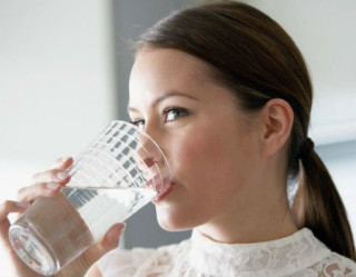 Beber água antes de comer para emagrecer