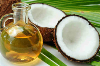 Óleo de coco pode ser usado para hidratar cabelos e pele