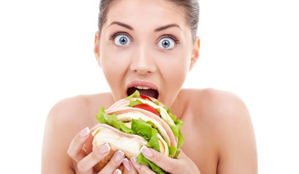 Mulher comendo sanduíche