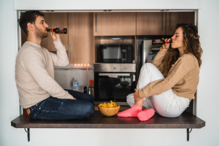 Relacionamentos amorosos podem interferir no consumo de álcool? (Foto: Getty Images)