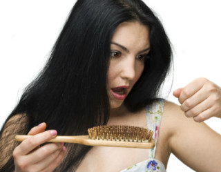 Entenda por que dieta restritivas podem causar queda de cabelo