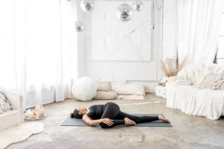 Postura de yoga para fazer ao acordar (Foto: Acervo/Pri Leite)