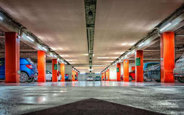Imagem aberta de estacionamento com carros estacionados