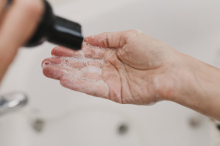 aplicando shampoo nas mãos