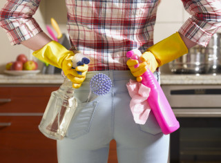 mulher limpando a casa