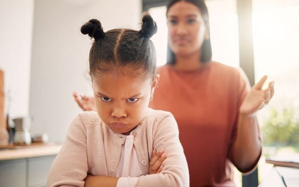 menina com cara emburrada