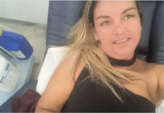 Ana Claudia durante sessão de hemodiálise - Foto: Acervo pessoal