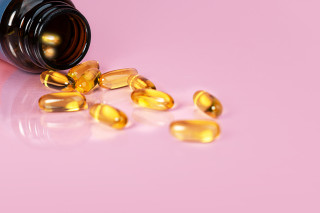 Imagem de cápsulas de vitamina D espalhadas em uma superfície