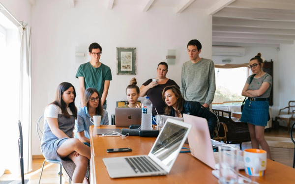 Grupo de pessoas jovens trabalhando em frente a computadores