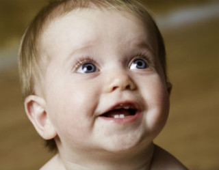 Cárie de mamadeira pode ocorrer quando bebê toma líquidos a noite