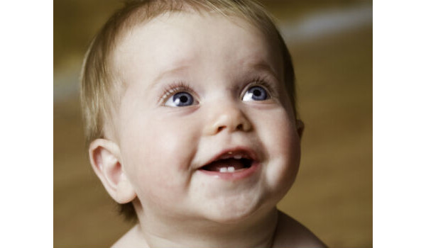 Cárie de mamadeira pode ocorrer quando bebê toma líquidos a noite
