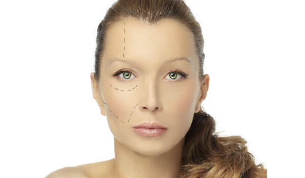 Lifting facial reposiciona o tecido da pele, reduzindo flacidez e rugas