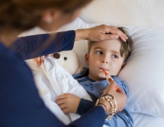 Febre, engasgue e queimaduras em crianças precisam de cuidados especiais