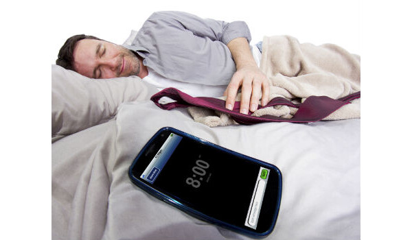 homem dormindo com o celular na cama