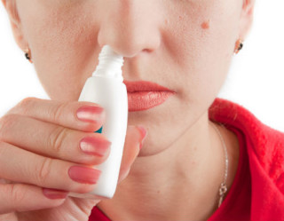 mulher usando descongestionante nasal