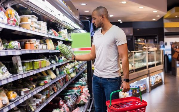 homem fazendo compras no mercado