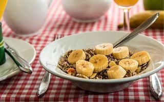 prato com banana e granola