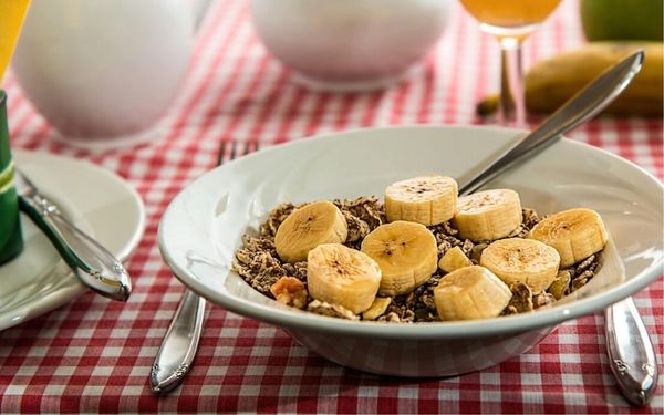 prato com banana e granola