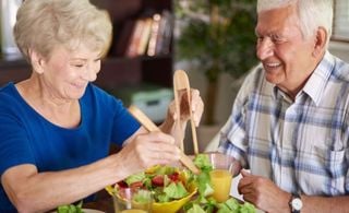 Casal de idosos comendo salada