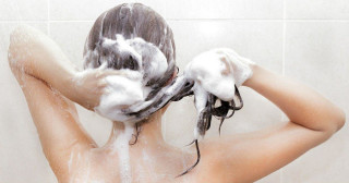 lavar os cabelos costas