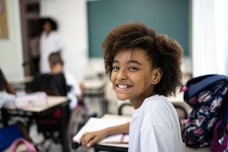 Menina na sala de aula