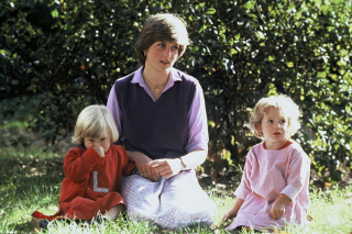 Diana Spencer, conhecida como Lady Di, sentada na grama ao lado de duas crianças