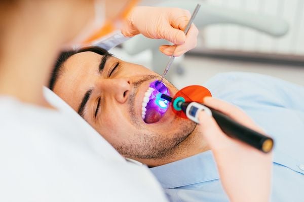 Homem passando por clareamento dental